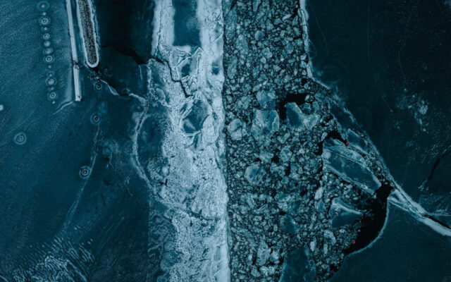 Draufsicht der Ostsee bei Wismar, vereist