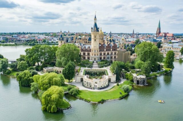 Rückansicht des Schweriner Schlosses mit Orangerie