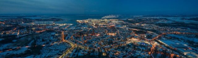 Panorama Wismar Altstadt mit Hafen Abendstimmung mit Lichtern im Winter
