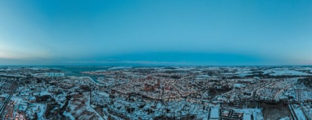 Luftbild von Wismar Blickrichtung Ostsee, verschneit im Winter