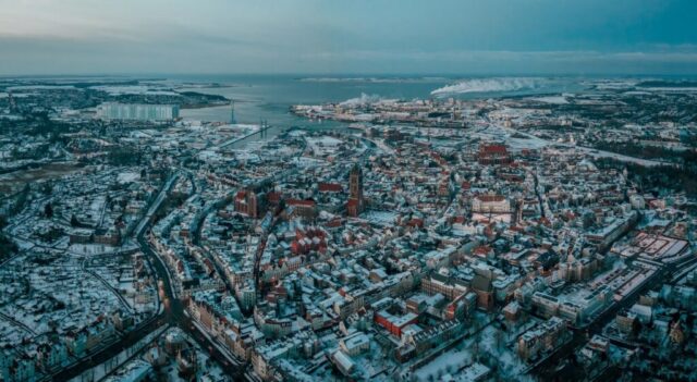 Athmosphärisches Luftbild während Abenddämmerung der Stadt Wismar, Seehafen, Werft und Ostsee