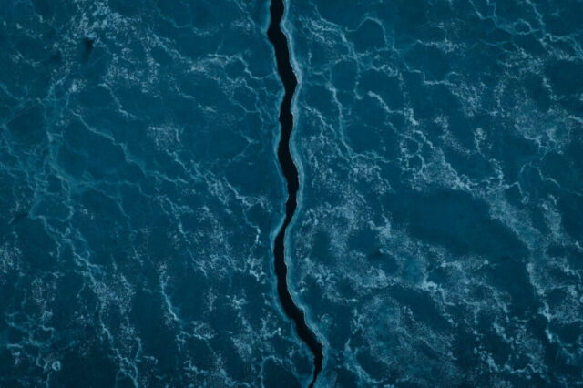 Draufsicht der Ostsee bei Wismar, vereist