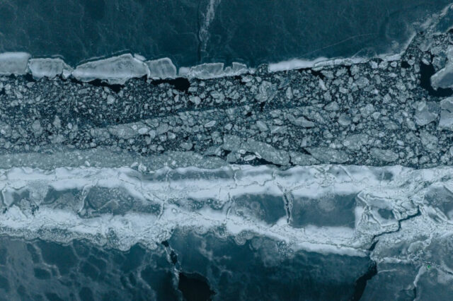 Draufsicht der Ostsee bei Wismar, vereist